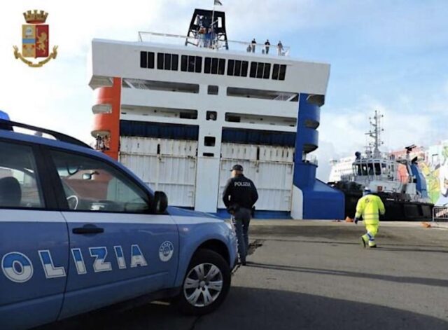 Due uomini denunciati per possesso di taser e armi nel porto