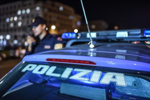 Rubano in una caffetteria di via Sestri: arrestati