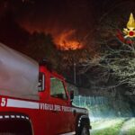 Incendio boschivo ad Alpicella, Varazze: evacuazioni e intervento dei Vigili del Fuoco