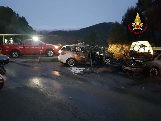 Pineta Arenzano, incendiate 3 auto e uno scooter. Forse doloso