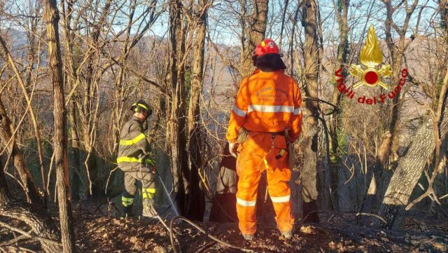 Incendio boschivo sopra Uscio: in azione anche i volontari