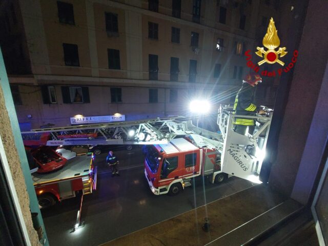 Sampierdarena, incendio in un appartamento: donna intossicata