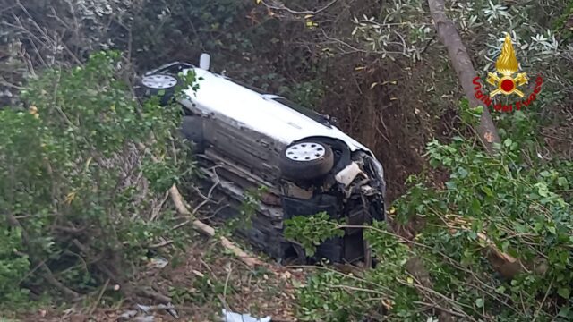 Intervento dei Vigili del Fuoco ad Albenga: auto fuori strada