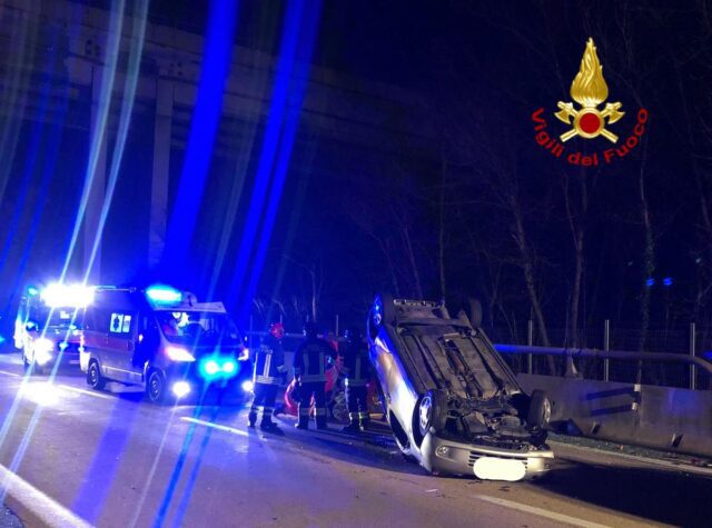 A7, urta il guard rail con l’auto e finisce la corsa sul tetto