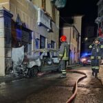 Pontedecimo, auto sbatte contro colonna e prende fuoco