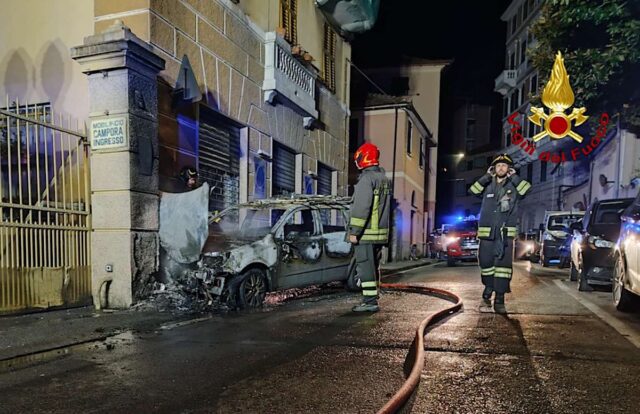 Pontedecimo, auto sbatte contro colonna e prende fuoco