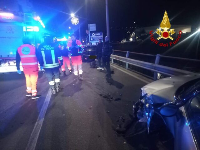 Serra Riccò, incidente tra auto: occupanti estratti dai VVF