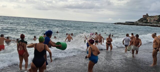 35° Cimento dell'Epifania a Sturla: 55 temerari sfidano il freddo per una buona causa