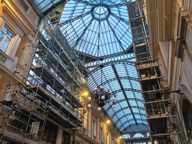 Galleria Mazzini, montato il primo lampadario in bronzo restaurato