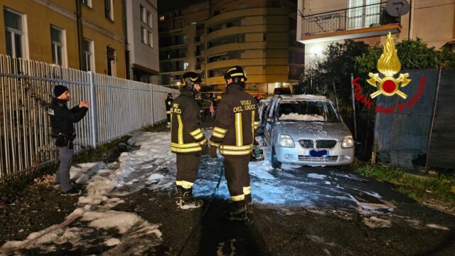 Legino, a fuoco due auto: fiamme spente dai Vigili del Fuoco