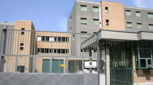 Sanremo: detenuti colpiscono una poliziotta e un agente della penitenziaria