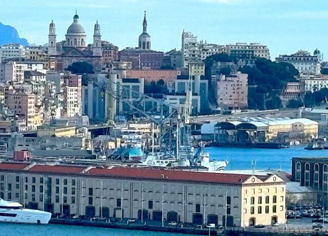 Incendio ai Magazzini del Cotone al Porto Antico di Genova: multisala evacuata