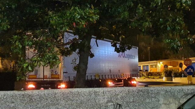 Mezzo pesante incastrato a Genova Ovest nel piazzale della Camionale