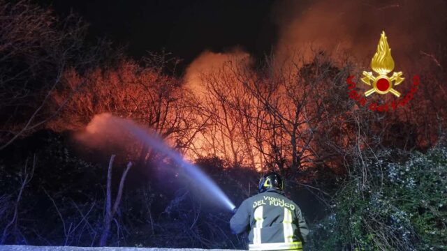 Incendi nell’entroterra di Imperia: vigili del fuoco in azione su tre fronti