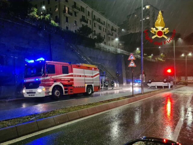 Auto si cappotta in via Dino Col, sul posto i VVF