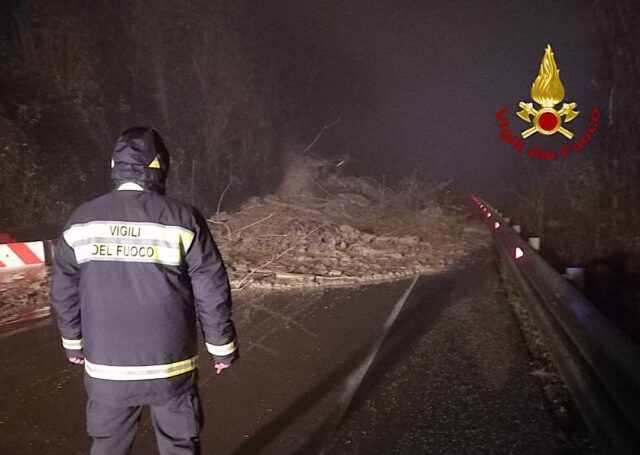 Strada Giovi chiusa al transito per frana: un ferito