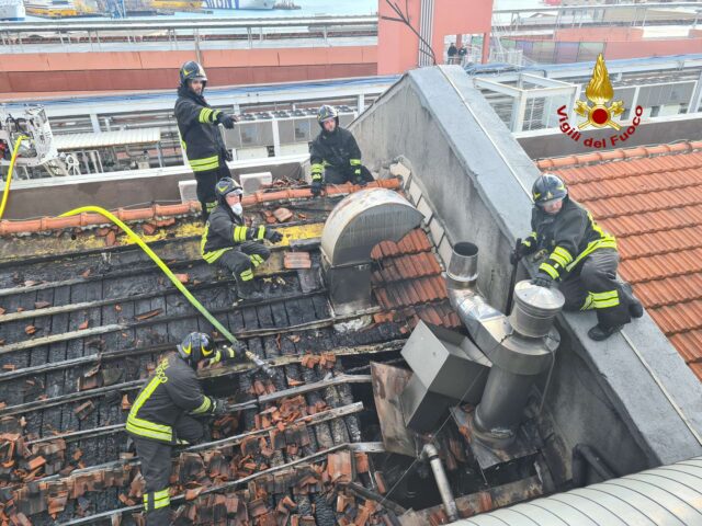 Incendio ai Magazzini del Cotone: la Procura apre un'inchiesta