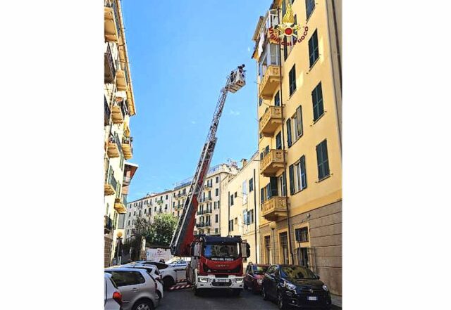 Savona, intonaco cade da palazzo su auto in sosta