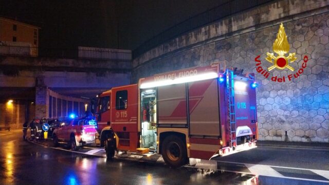 Savona, sbatte in auto contro un pilastro: portato al San Paolo