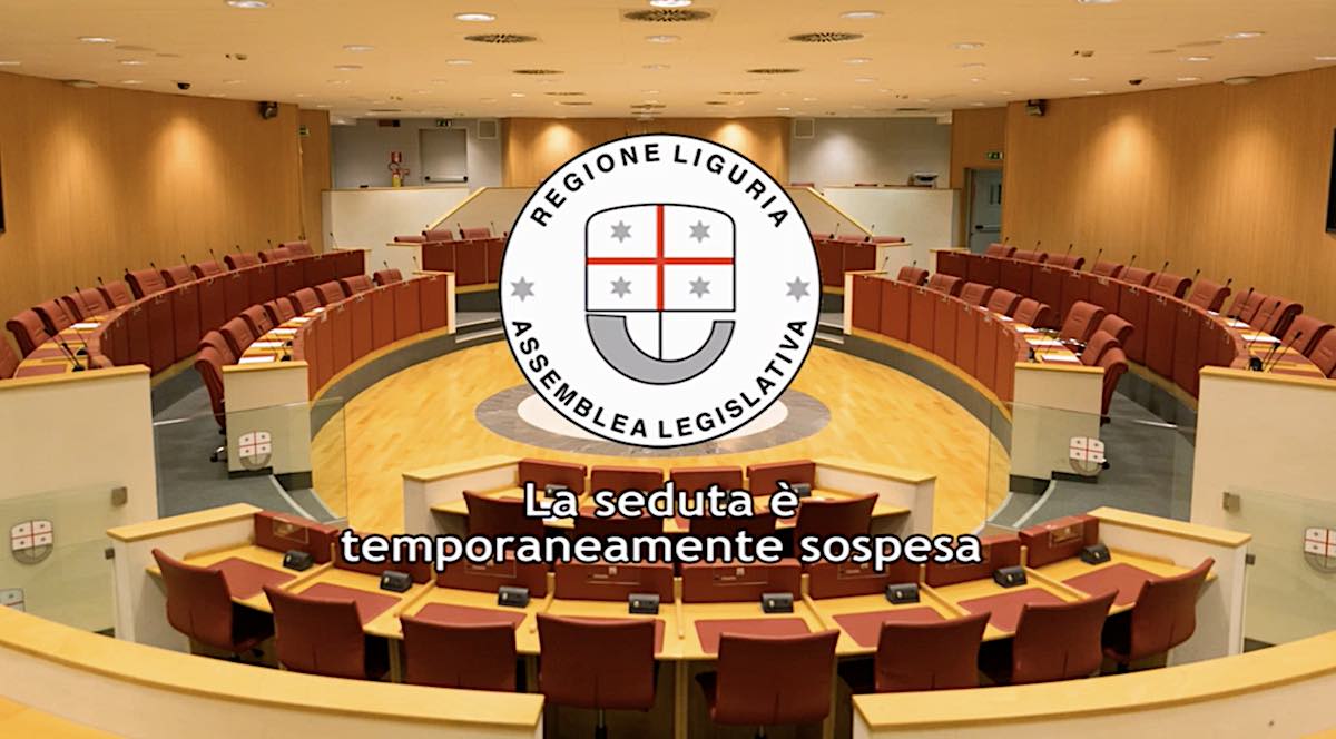 Consiglio regionale, seduta sospesa: è bagarre in aula